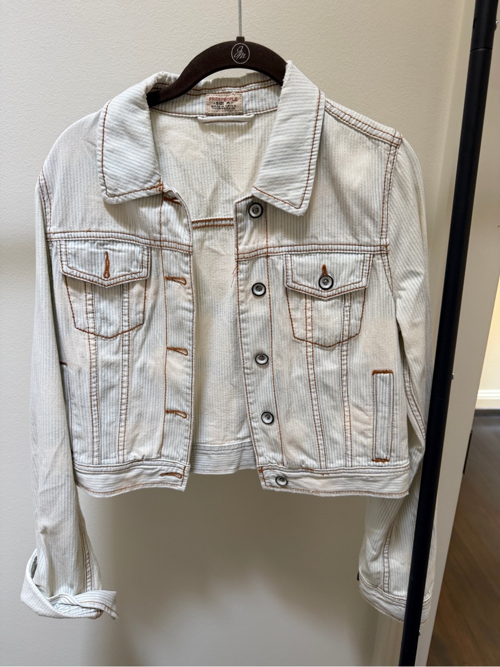 Free People Cropped Cream Denim Jacket with Contrast Stitching MED NWOT - Picture 1 of 3